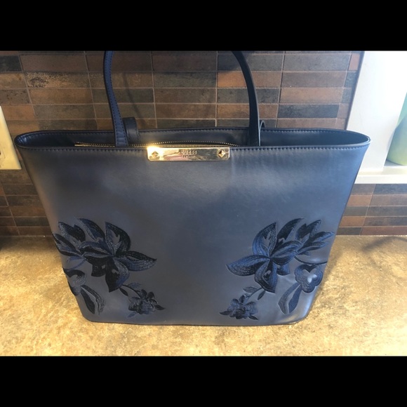 Large Guess purse - Picture 2 of 6